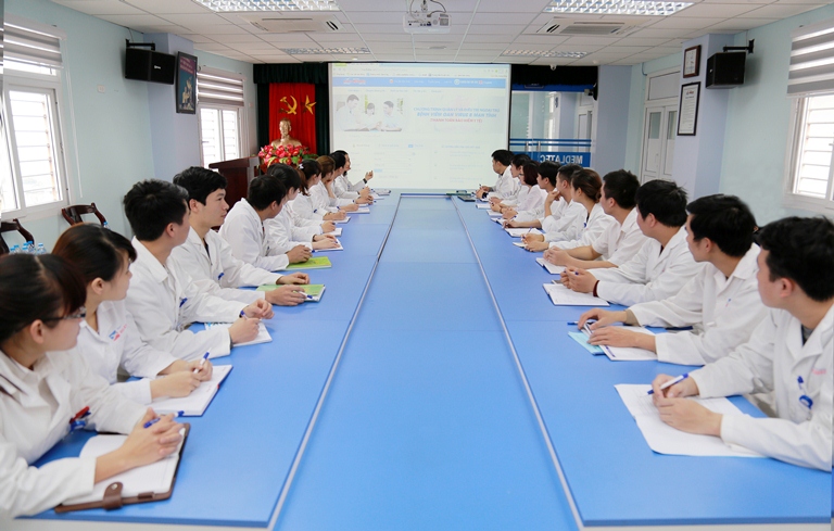 MED GROUP hiện có đội ngũ nhân sự lên tới 1.500 CBNV. Hình ảnh giao ban chuyên môn của Trung tâm Xét nghiệm, BVĐK MEDLATEC